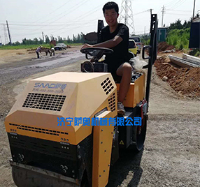 座駕振動壓路機，路面壓